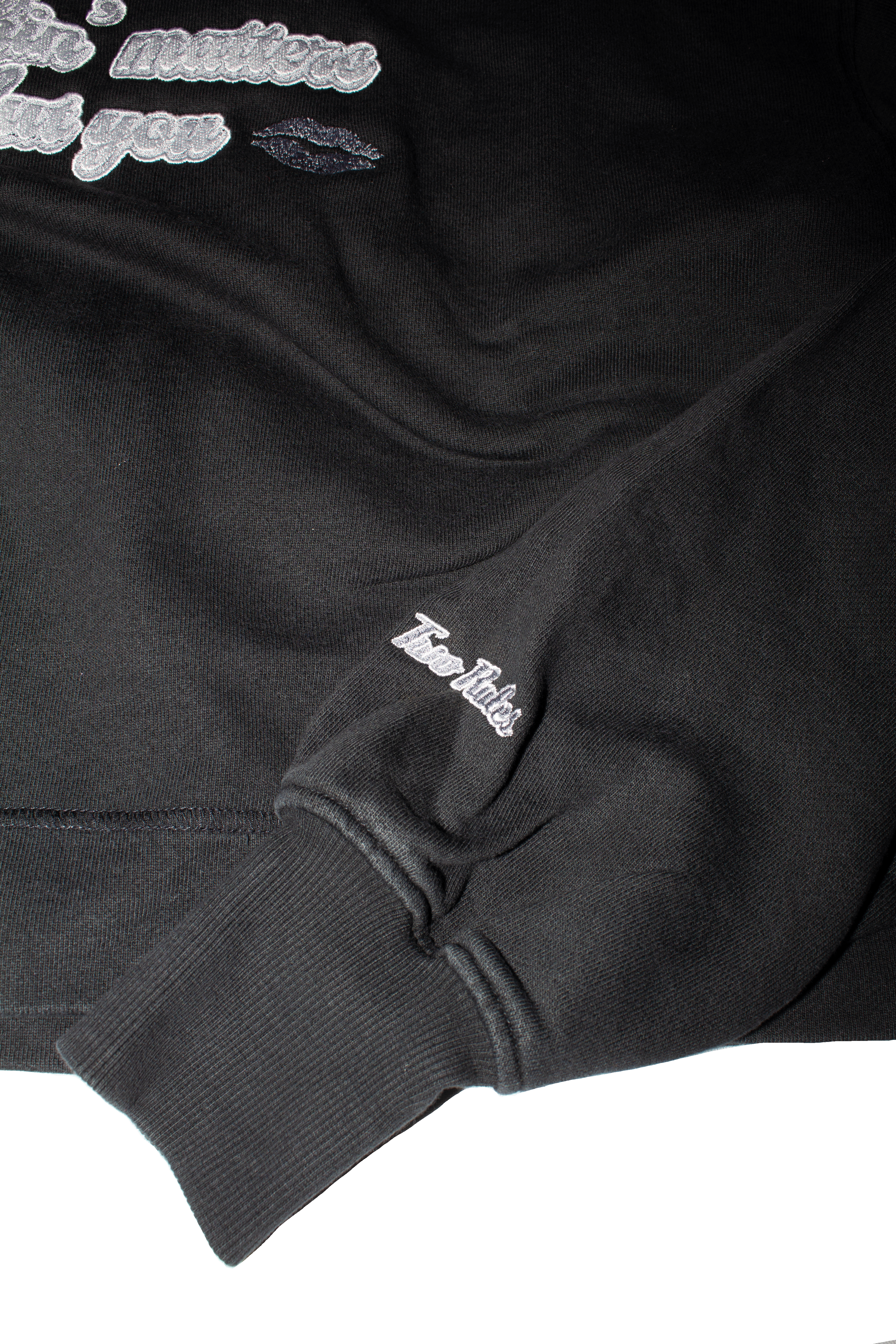Krótka bluza z kapturem oversize - „Kisses” Washed Black